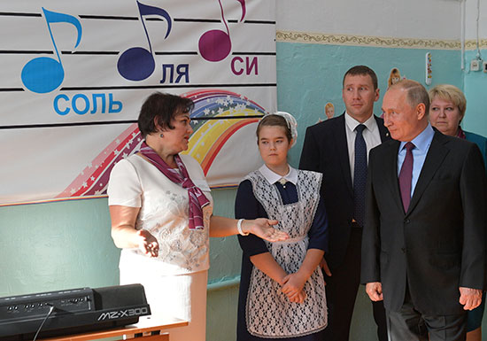 بوتين فى حوار مع معلمة