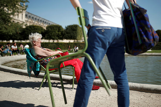 امرأة مسنة تتمتع بالطقس المشمس في حديقة التويلري