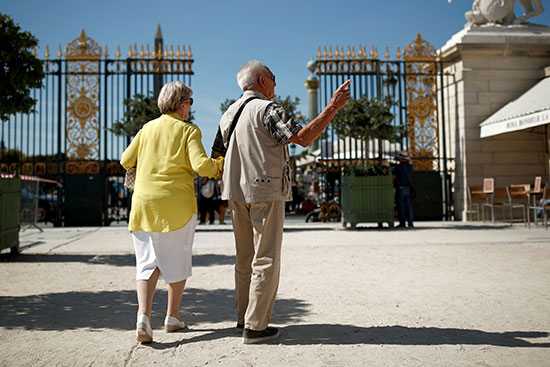 زوجان من كبار السن يصلان إلى حديقة التويلري في باريس