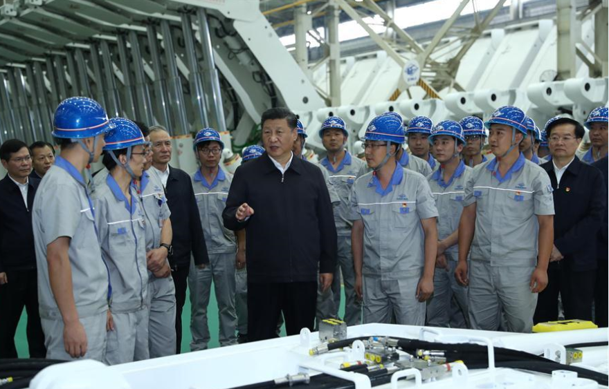 الرئيس الصينى يستمع للعمال