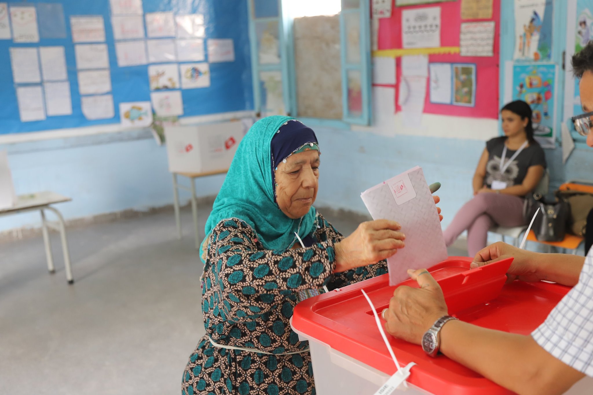 سيدة تونسية تشارك فى الانتخابات