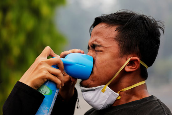 متظاهر يظهر صعوبة فى التنفس بسبب تغير المناخ فى إندونيسيا