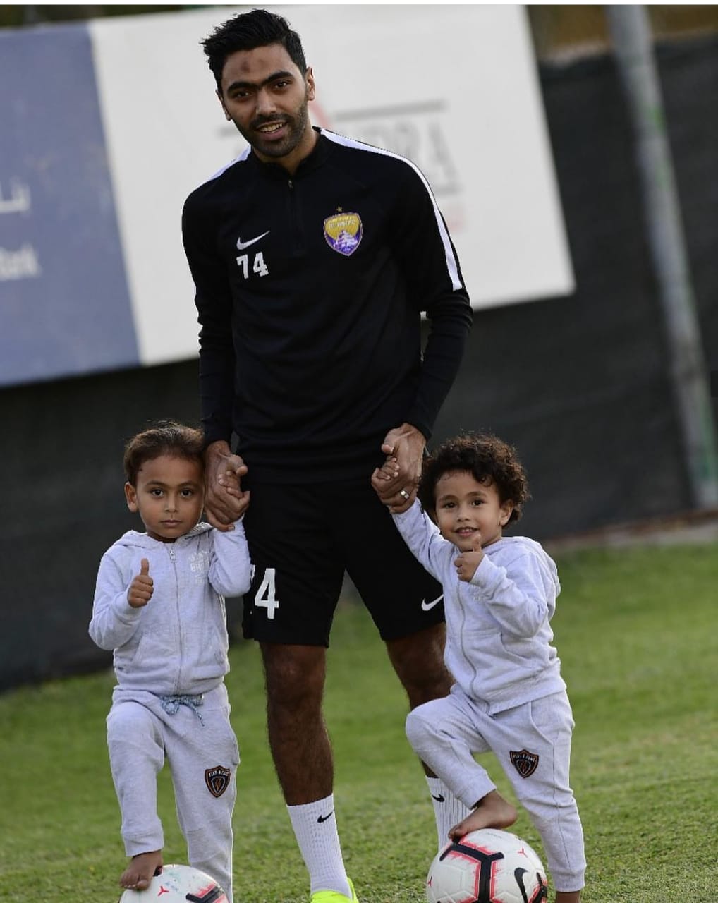 حسين الشحاته مع أحمد و أسر فى الملعب