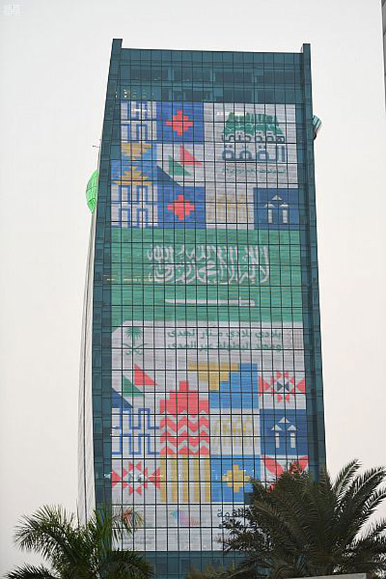 علم السعودية يزين علم مبنى فى جدة