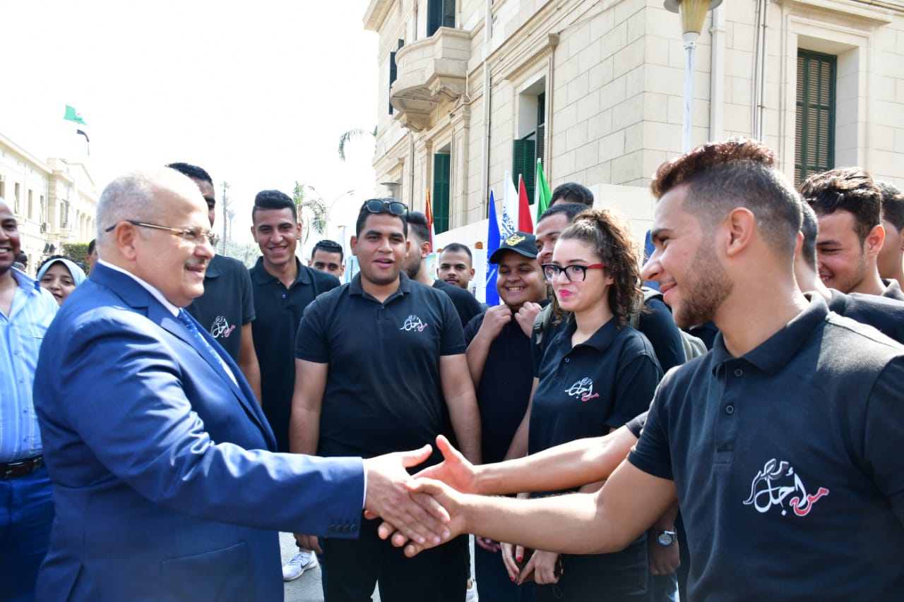 رئيس جامعة القاهرة يستقبل الطلبة فى أول يوم دراسة (2)