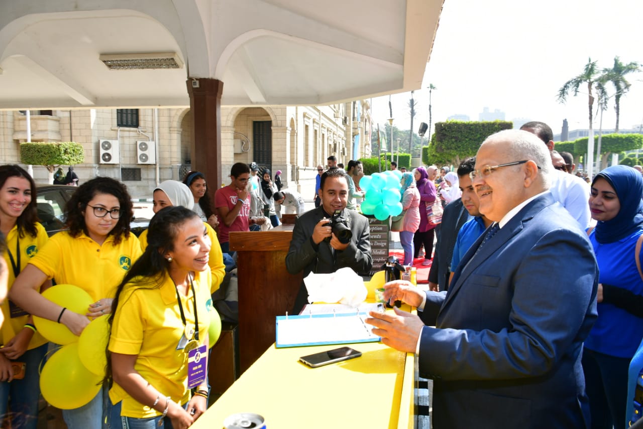 رئيس جامعة القاهرة يشارك الطلاب فى مهرجان الأنشطة (3)