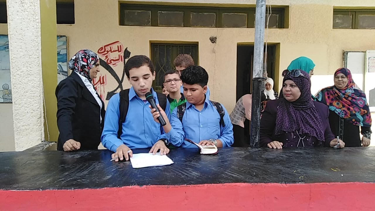 الطلاب أثناء نشيد الصباح بالمدرسة