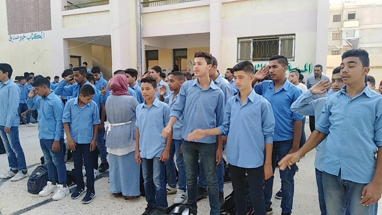 الطلاب أثناء تحية العلم