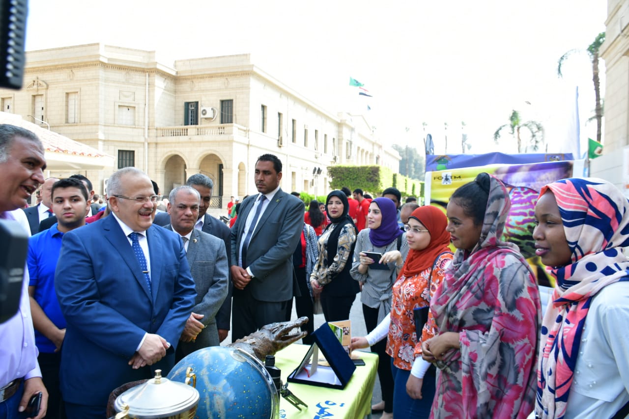 رئيس جامعة القاهرة يشارك الطلاب فى مهرجان الأنشطة (4)