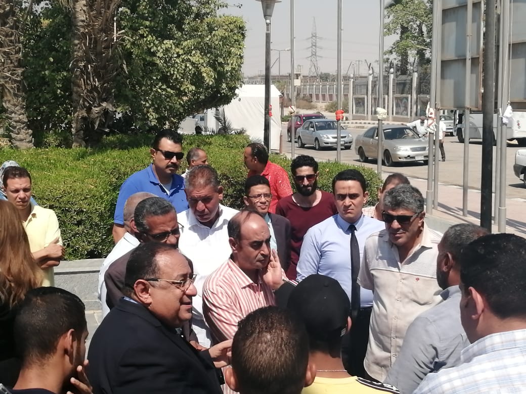 رئيس جامعة حلوان يرفع علم مصر فى أول يوم دراسة (2)