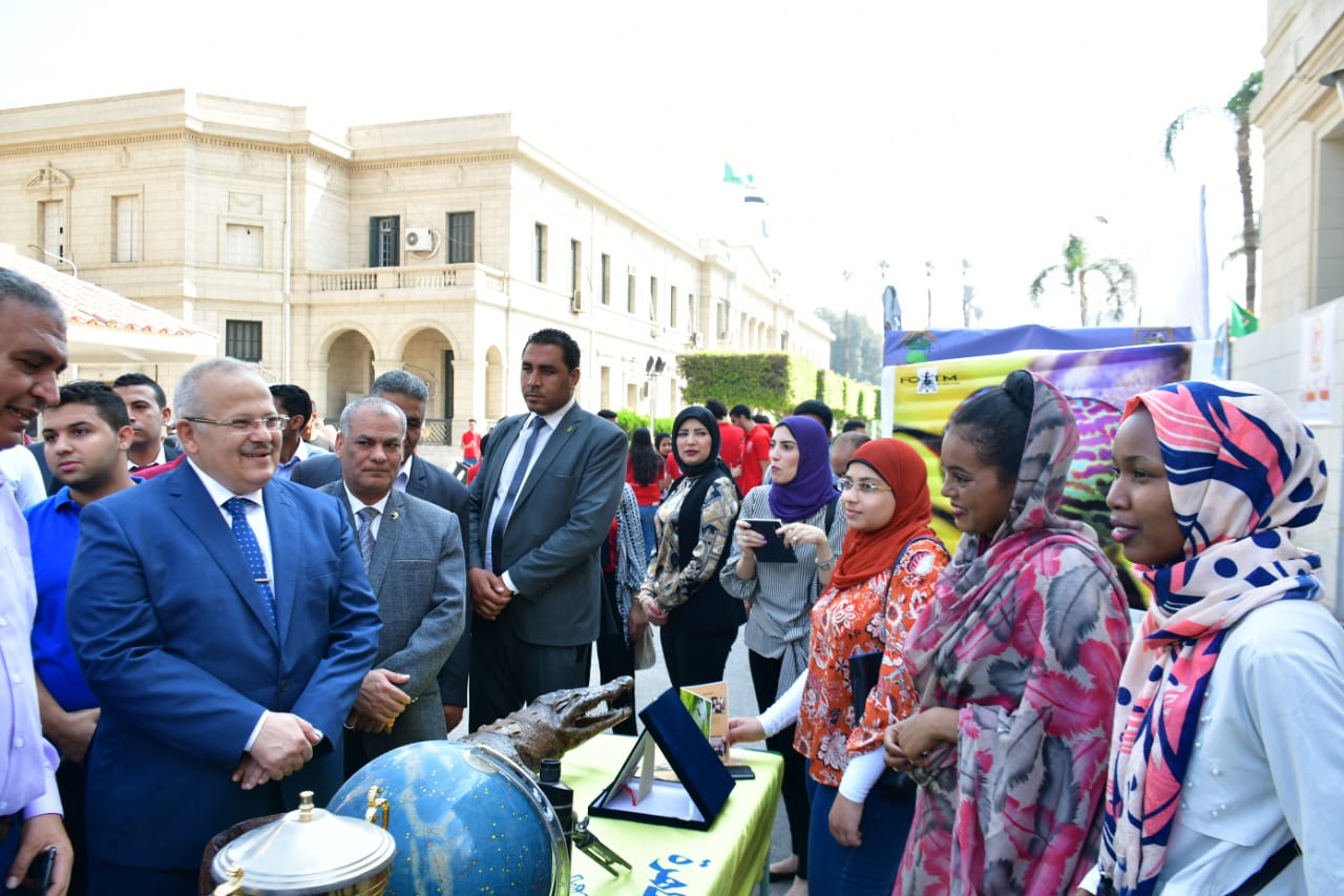رئيس جامعة القاهرة يشارك الطلاب فى مهرجان الأنشطة (6)
