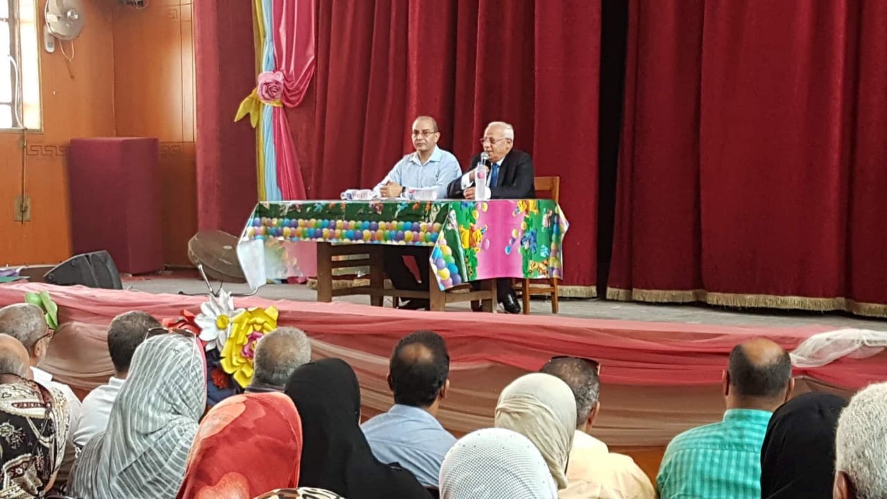 لقاء محافظ بورسعيد ومديرى المدارس (2)