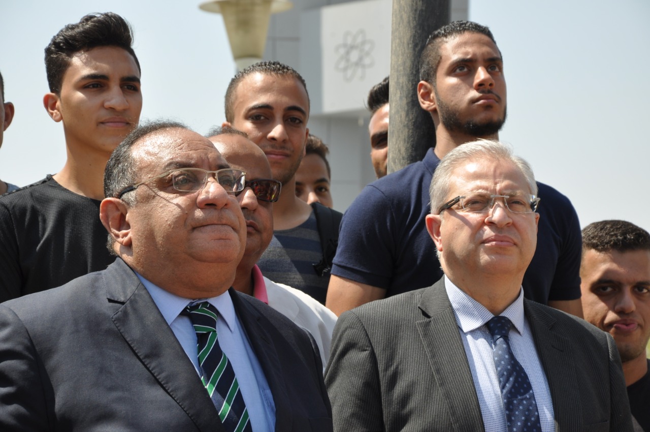 رئيس جامعة حلوان يرفع علم مصر فى أول يوم دراسة (5)