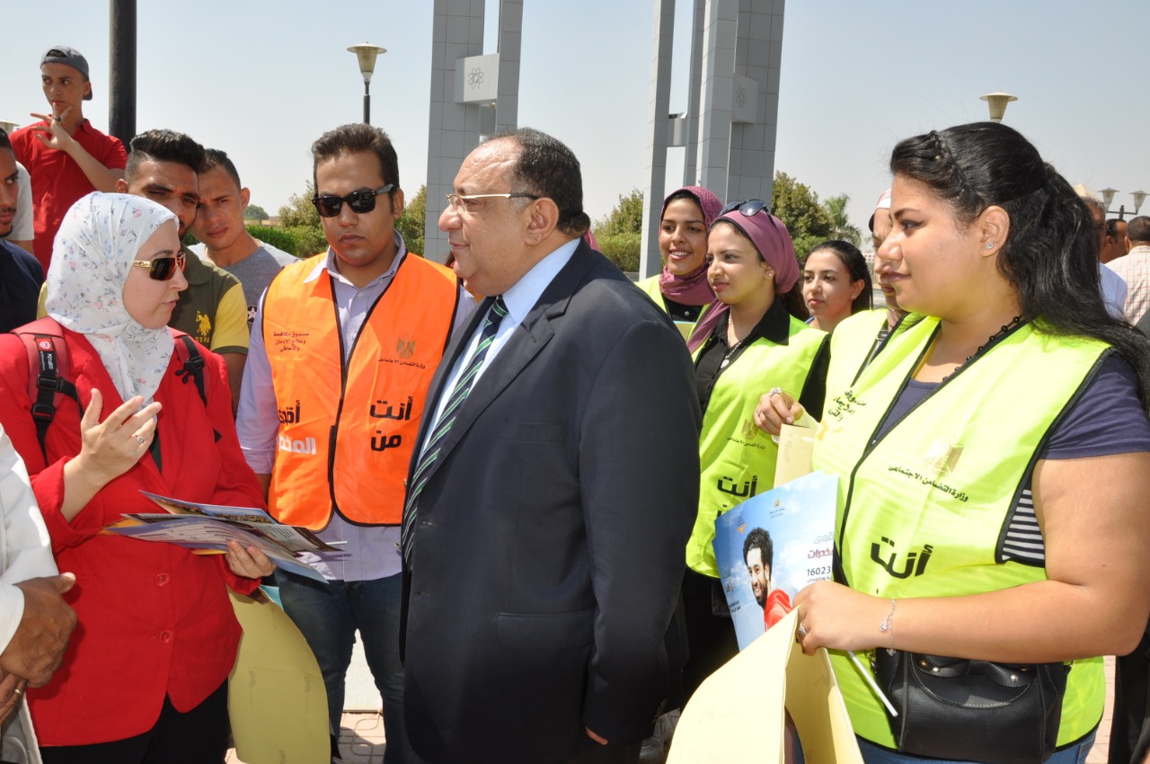 رئيس جامعة حلوان يرفع علم مصر فى أول يوم دراسة (8)