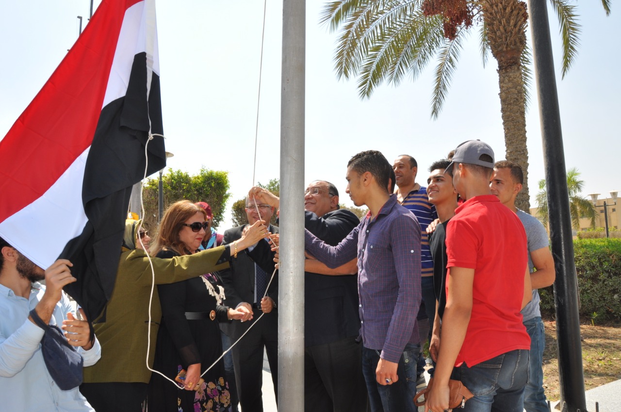 رئيس جامعة حلوان يرفع علم مصر فى أول يوم دراسة (7)