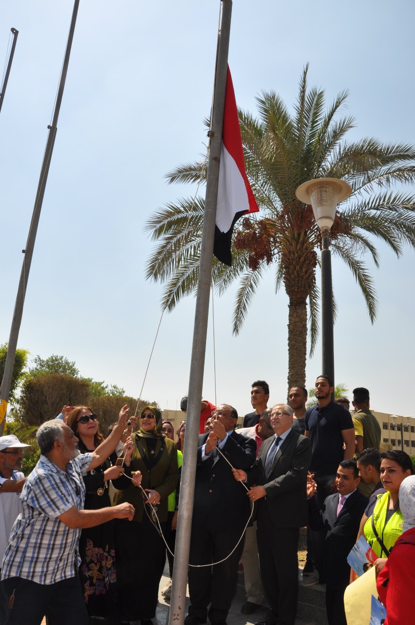 رئيس جامعة حلوان يرفع علم مصر فى أول يوم دراسة (1)