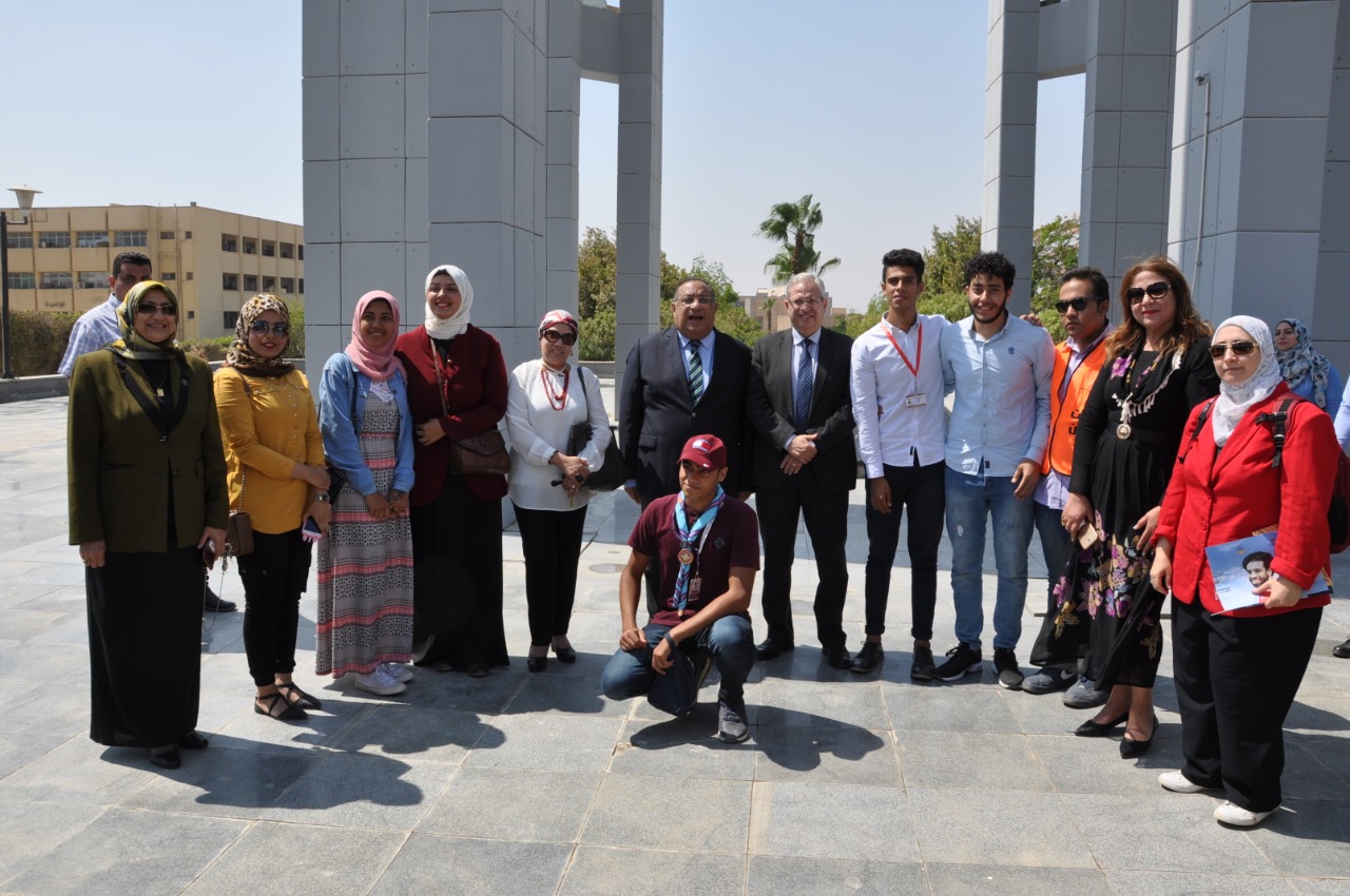 رئيس جامعة حلوان يرفع علم مصر فى أول يوم دراسة (9)