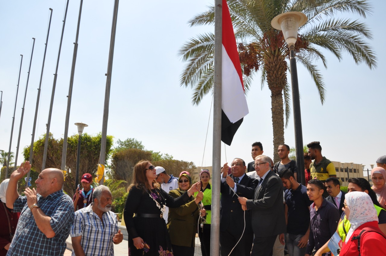 رئيس جامعة حلوان يرفع علم مصر فى أول يوم دراسة (6)