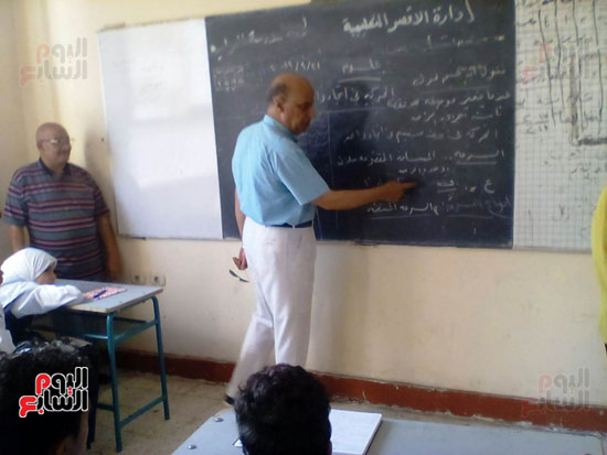 الشناوي عايد خلال جولاته داخل مدارس الاقصر