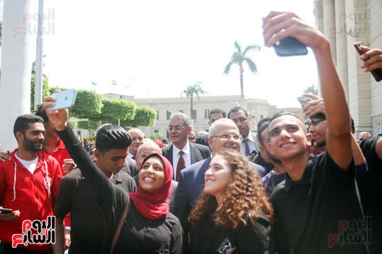 أخذ صور سيفلي مع رئيس جامعة القاهرة