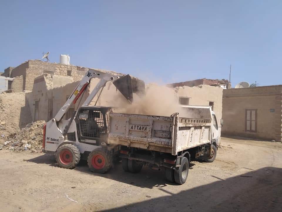 5-مجلس المدينة يشارك بمعداته في النظافة