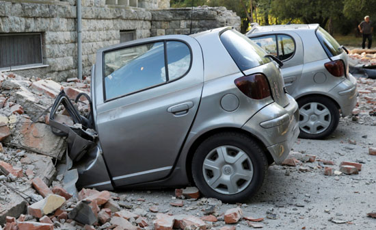 تضرر سيارات جراء الزلزال