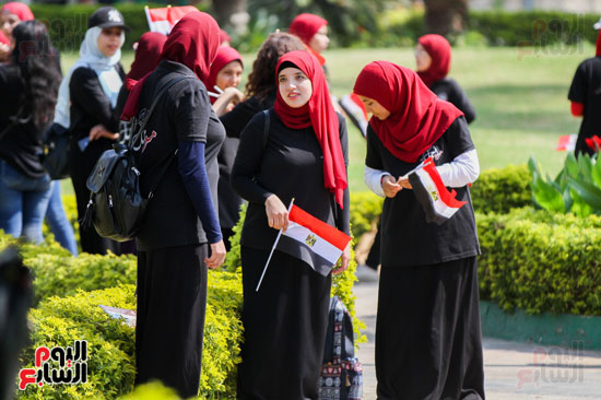 طالبات يرفعن أعلام مصر في جامعة القاهرة