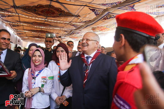 رئيس جامعة القاهرة يرتدي شارة الكشافة