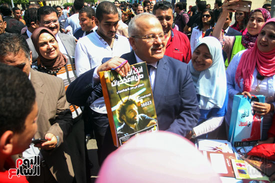 رئيس جامعة القاهرة يحمل شنطة مرسوم عليها اللاعب محمد صلاح