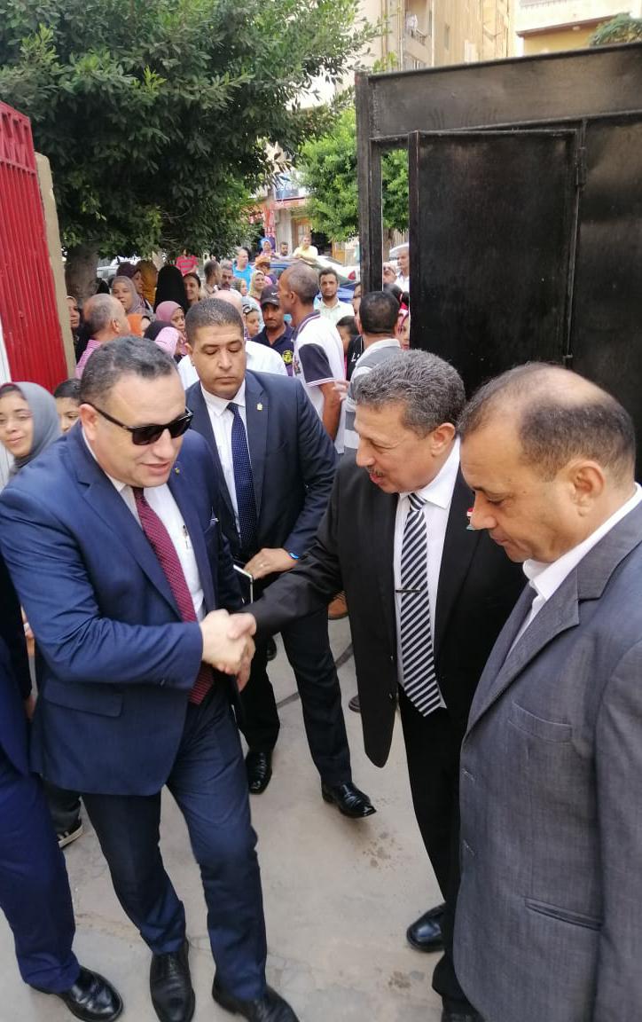 محافظ الإسكندرية يتفقد مدارس شرق
