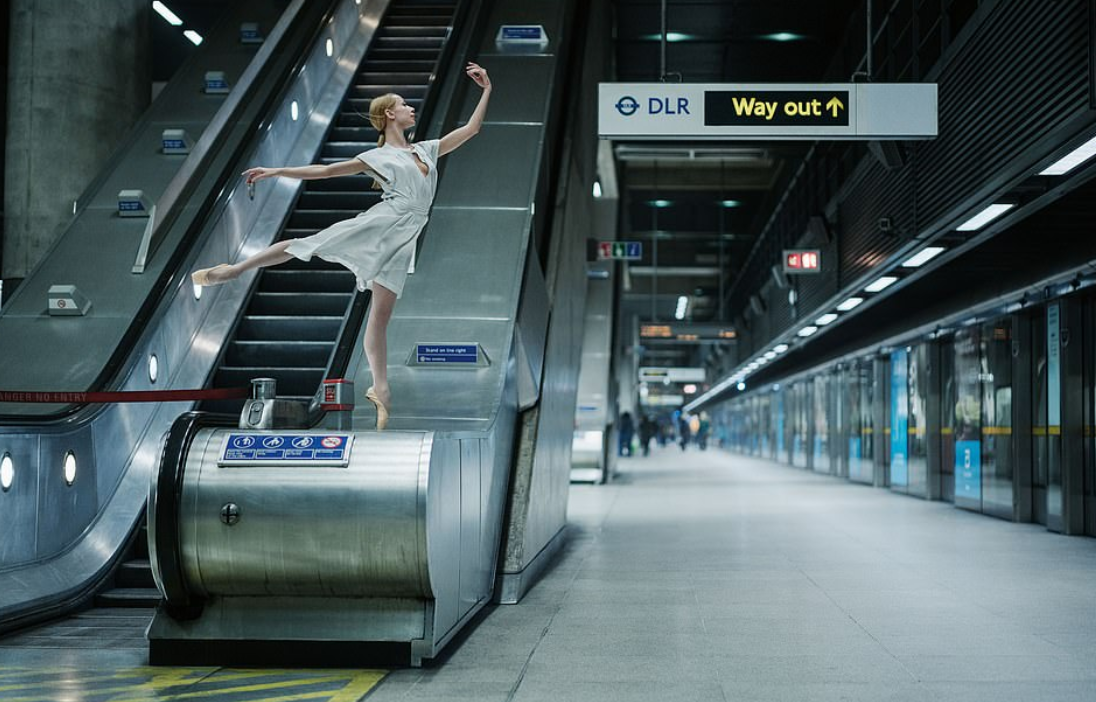 راقصة فى محطة مترو فى لندن