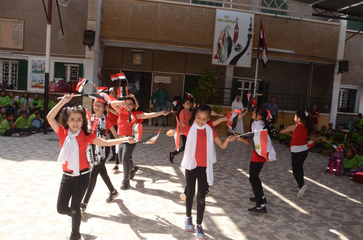 التلاميذ يقدمون عروض فنية راقصة بعلم مصر