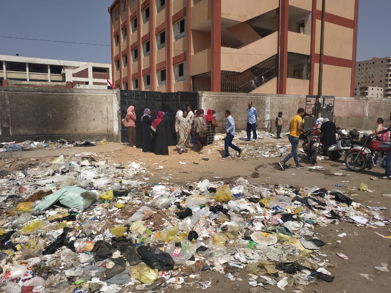 القمامة أمام مدرسة محمد قنسوة المنهل بمدينة نصر