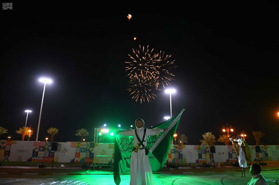 مواطن-سعودى-يحمل-علم-المملكة