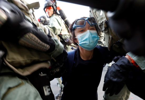 الأمن-فى-هونج-كونج-يعتقلون-ناشطة