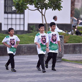 اطفال-سعوديون-يرتدون-ملابس-عليها-صورة-ولى-العهد-السعودى
