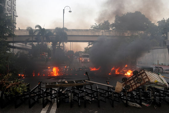 النشطاء-يحرقون-هونج-كونج