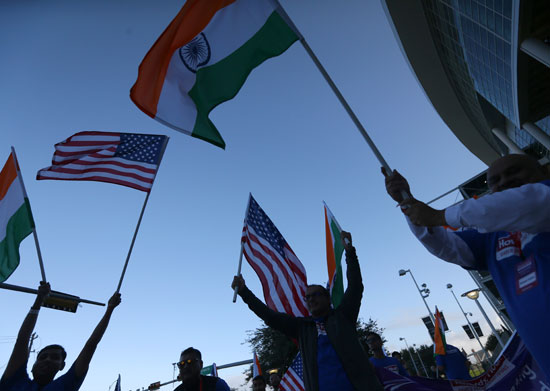 الاحتفالات بالعلم الأمريكى والهندى