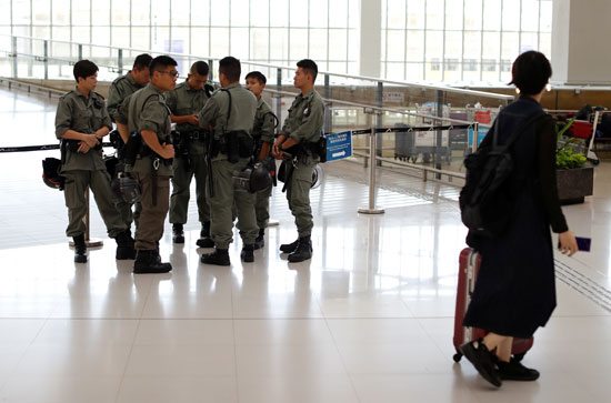 شرطة-مكافحة-الشغب-داخل-مطار-هونج-كونج