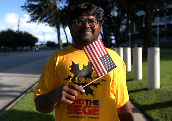 رجل هندى يحمل العلم الامريكى