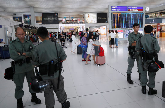 الشرطة-داخل-المطار