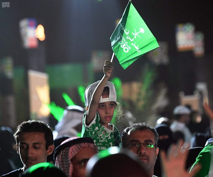 طفلة سعودية ترفع علم السعودية