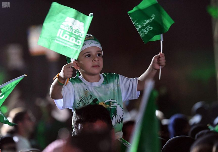 طفل سعودى يرفع علم المملكة
