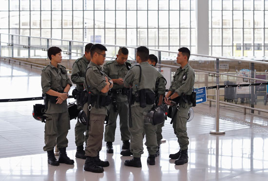 الشرطة-داخل-مطار-هونج-كونج