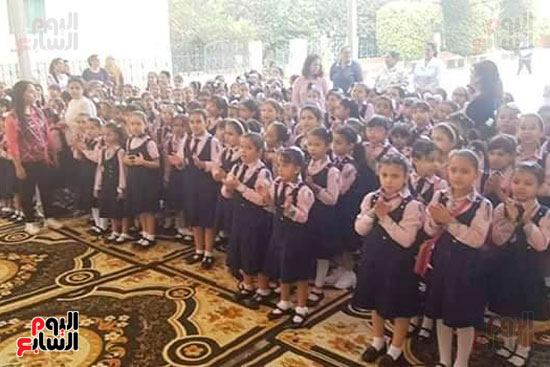 تلميذات بأرض الطابور