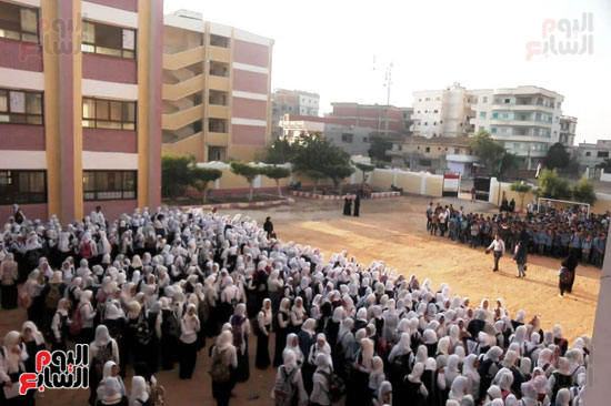 طالبات بالمدارس