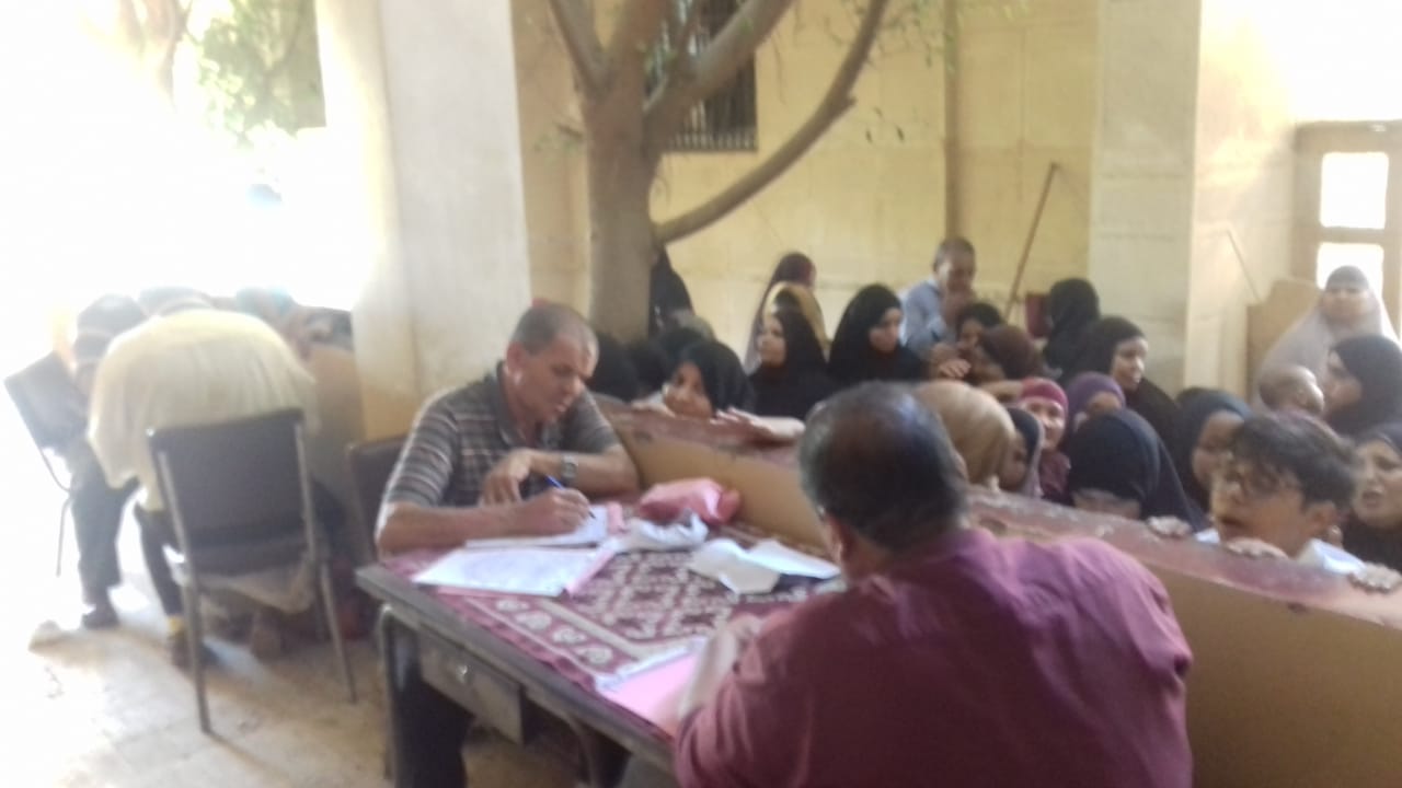 تسجيل المرضي بقافلة قرية الجعافرة تسجيل المرضي بقافلة قرية الجعافرة