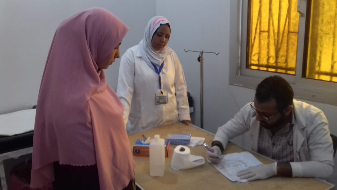 الكشف على المرضي بقافلة طبية بالجعافرة 3 الكشف على المرضي بقافلة طبية بالجعافرة 3