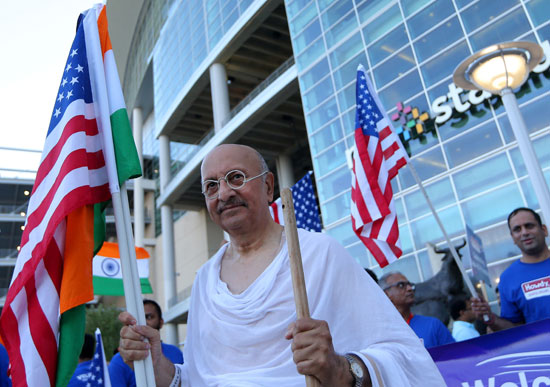 رجل يحمل العلم الهندى والأمريكى