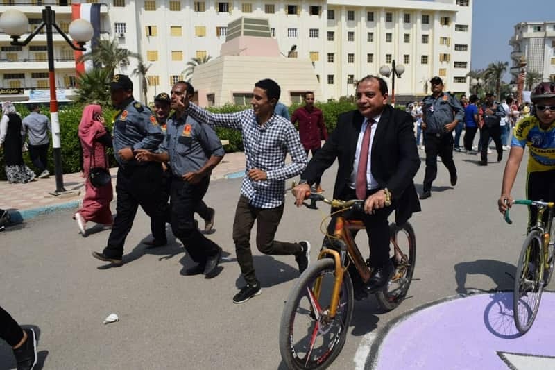 رئيس الجامعة يقود الدراجة